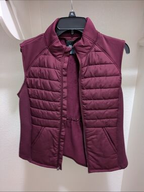 tek gear Women's Quilted Vest in Burgundy